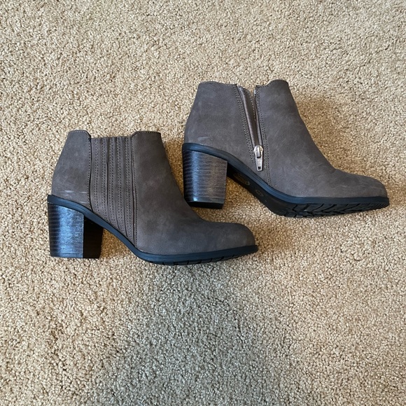 Shoes - Womens size 5.5 booties